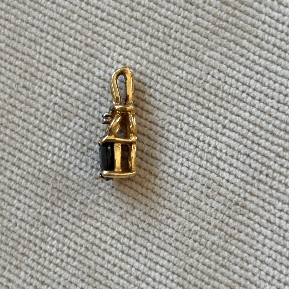 Elegant sapphire pendant set in 10k yellow gold - Picture 2 of 4
